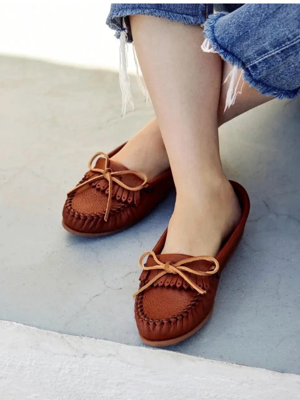 Minnetonka deerskin hard sole Brown Leather Kilty Moccasin with Bow - Picture 2 of 9